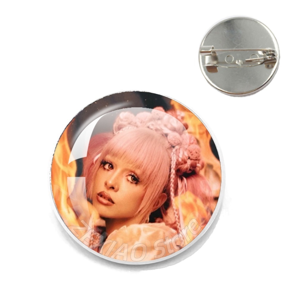 Broches e Pins da Cantora M-Me - Anime Cosplay Images avaliação e preço